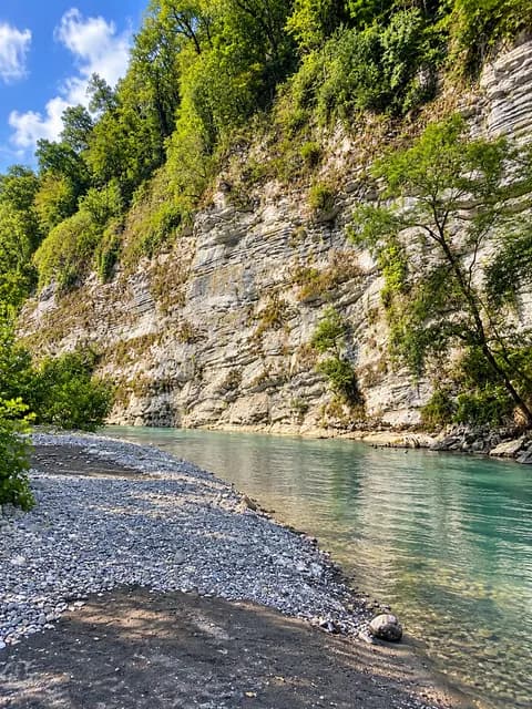 Скальная стена над рекой