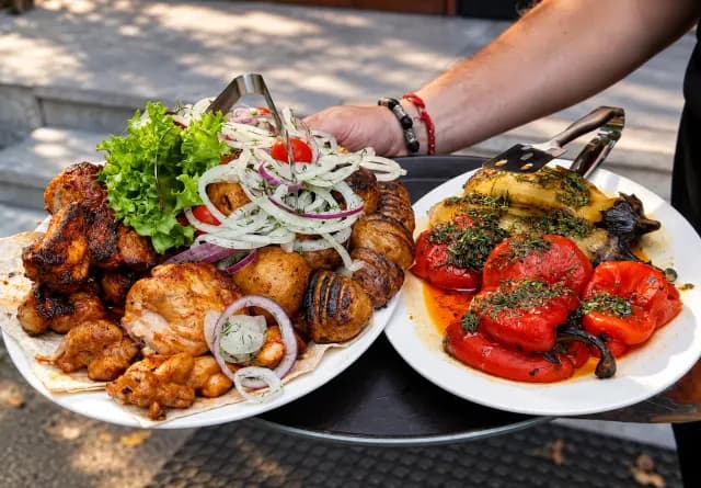 Мясо с мангала, картофель и запечённые овощи на подносе