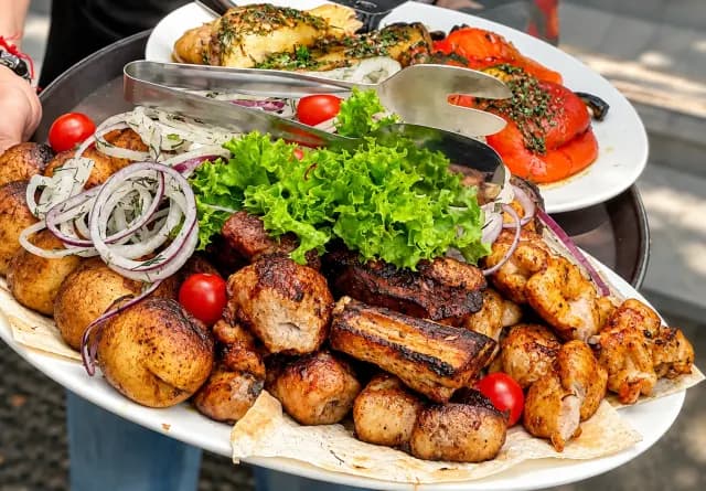 Ассорти мяса и картофеля с мангала крупным планом